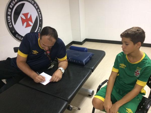 Osteopata Angelo Raposo presta atendimento a Victor Diotti (mirim)