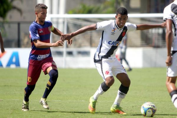 Luiz Henrique protege a bola do capito adversrio