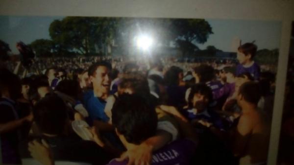 Vibrando com o ttulo uruguaio pelo Defensor no estdio Luiz Franzini: goleiro de poucas palavras se transforma em campo