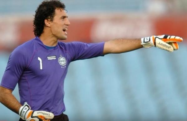 Cabeludo, uruguaio orienta a zaga nos tempos de futebol paraguaio. dolo no Defensor, no Olimpia e no Vasco 