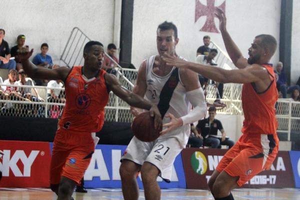 Marcado por dois rivais, Murilo domina a bola pelo Vasco