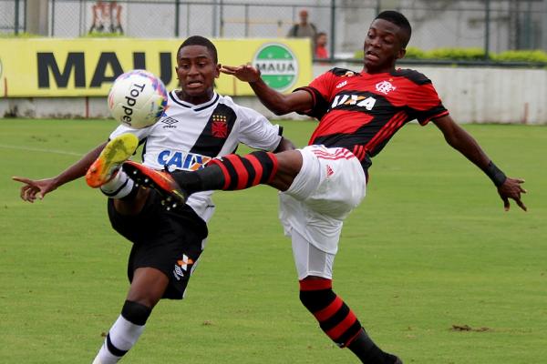 Cayo Tenrio aplica lenol em Michael, do rival