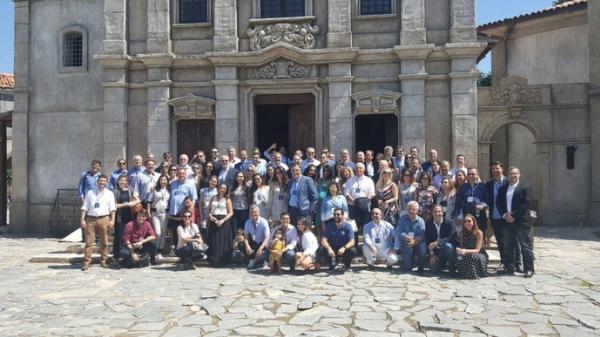 Presidentes de clubes e familiares posam para foto nos Estdios Globo