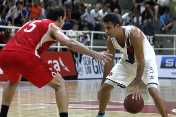 Hlio demonstra habilidade durante a partida