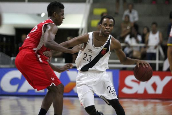 Nezinho protege a bola da jovem promessa De Paula