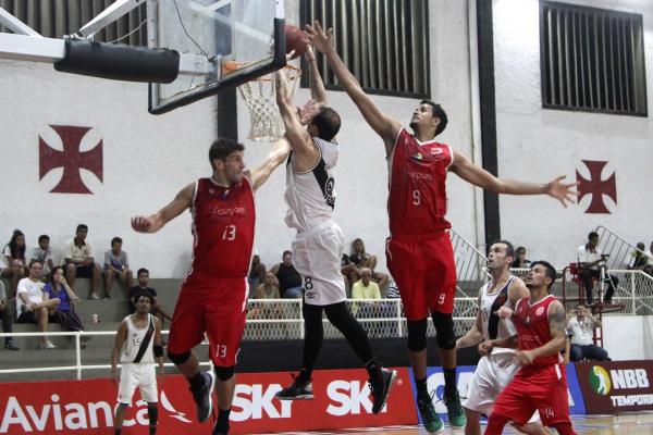 Nezinho protege a bola da jovem promessa De Paula