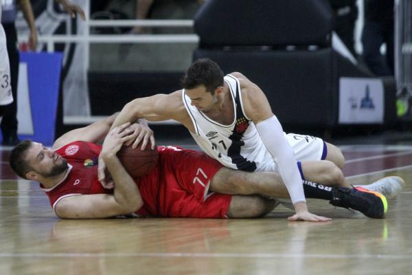Murilo disputa a bola no cho com Guilherme
