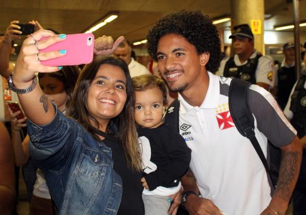 Douglas posa para selfie no desembarque em Braslia