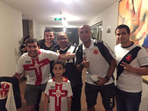 Luis Fabiano esbanja simpatia com os Gigantes