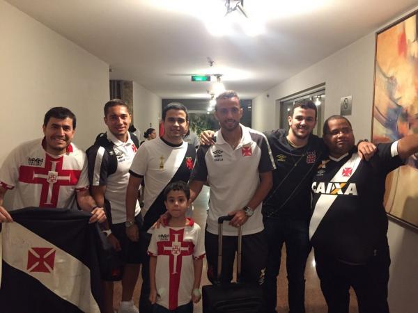 Nen posa para foto com os scios-torcedores vascanos