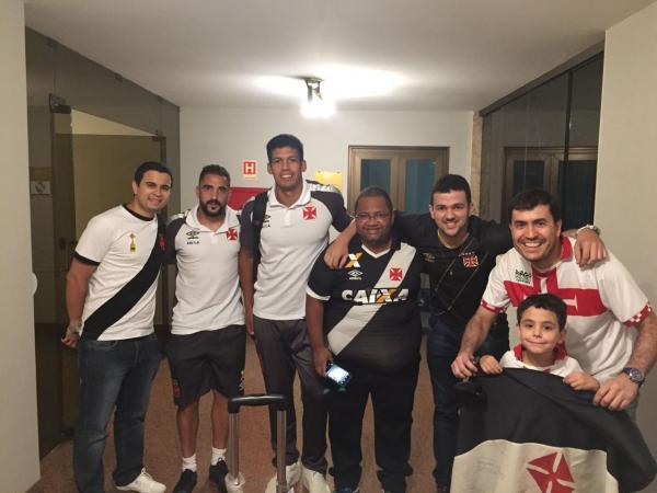 Scios-torcedores ao lado de Julio dos Santos e Escudero