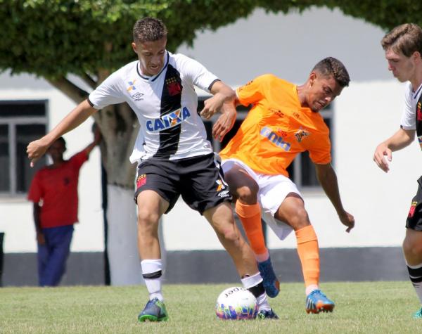 Observado por Nycolas, Caio Lopes desarma adversrio
