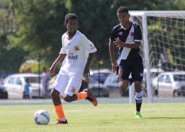 Riquelme persegue Paulo Andr�, do Nova Igua�u