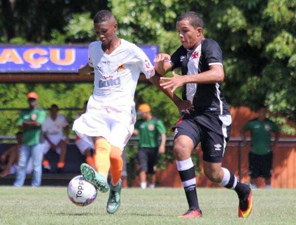 Rodrigo busca desarmar atacante advers�rio