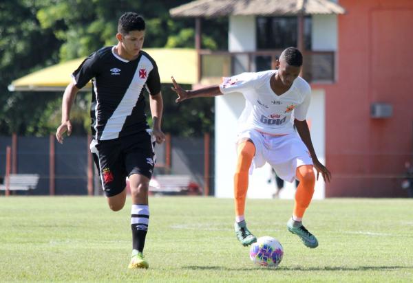 Andr� Loiola aperta sa�da de bola do Nova Igua�u