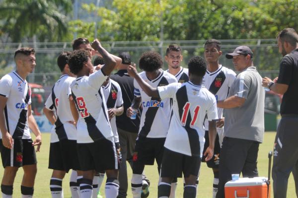 Marcus Alexandre orienta atletas durante o clssico