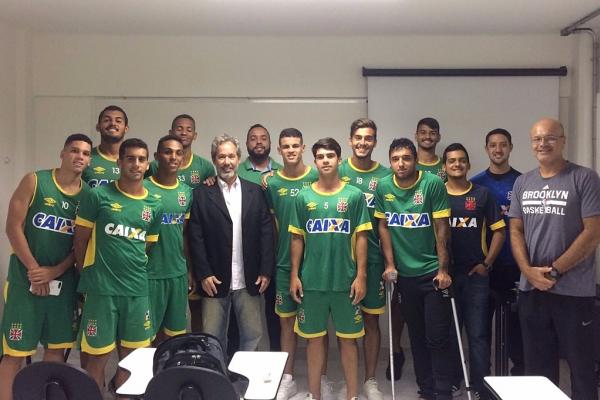 Atletas posam com o palestrante Rodolfo Alkmim