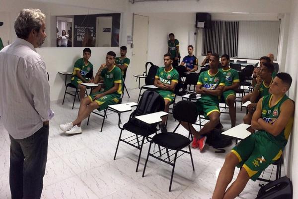 Atletas escutam atentamente as informaes de Rodolfo Alkmim