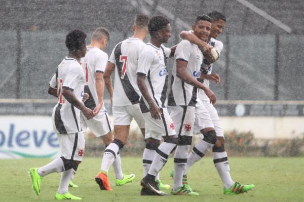 Jogadores vascanos comemoram golao marcado por Luan
