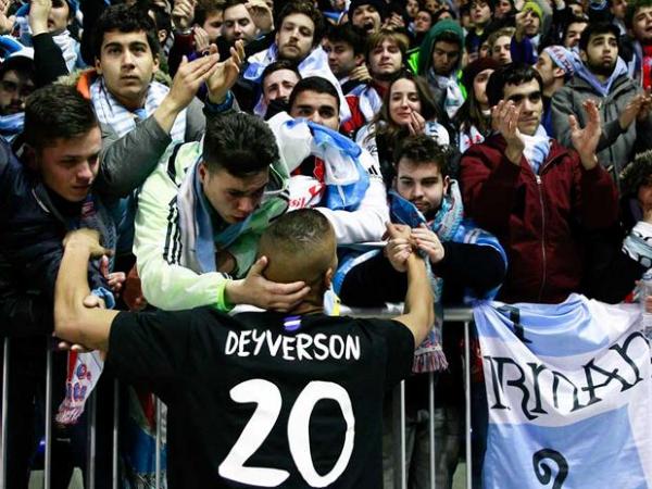 Apesar de estar h menos de uma temporada no Alavs, o brasileiro Deyverson j  idolatrado pela torcida