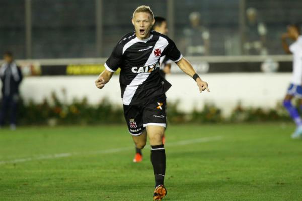 Destaque do Vasco na temporada 2013, Marlone comemora gol marcado contra o Nacional-AM