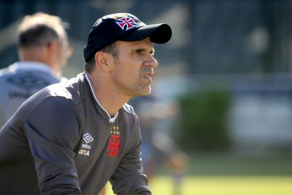 Milton Mendes observa o treinamento desta tarde em So Janurio