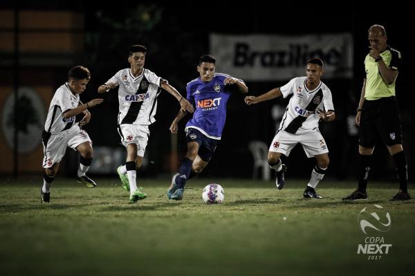 Mattoso, Gabriel Pec e Gustavo Henrique pressionam jogador adversrio