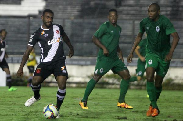 Vasco de preto no 1 tempo contra o Boavista (Muriqui)