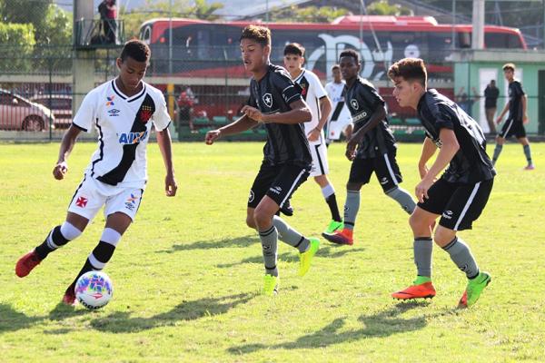 Michael  marcado de perto por dois adversrios