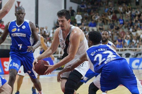 Fiorotto volta ao time do Vasco aps longas semanas lesionado