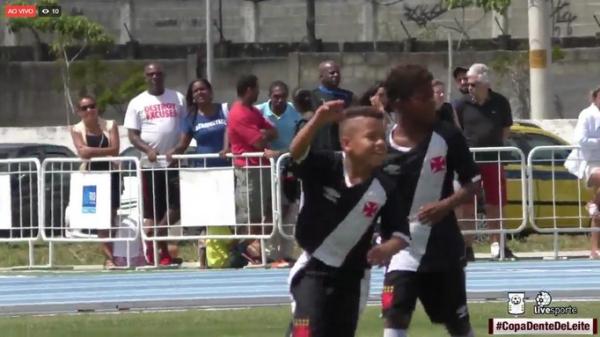 Jogadores comemoram gol do Vasco