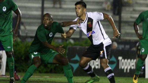 Julio dos Santos foi zagueiro contra o Boavista