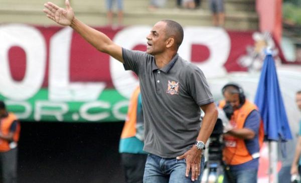 Edson Souza em ao no comando do Nova Iguau