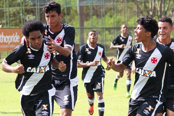Jogadores vascanos comemoram gol marcado por Sergipe