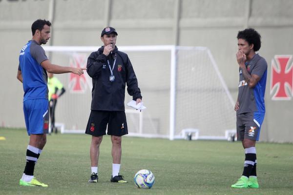 Tcnico Milton Mendes orienta Nen e Douglas durante treinamento
