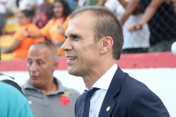 Milton Mendes durante partida contra o Nova Iguau