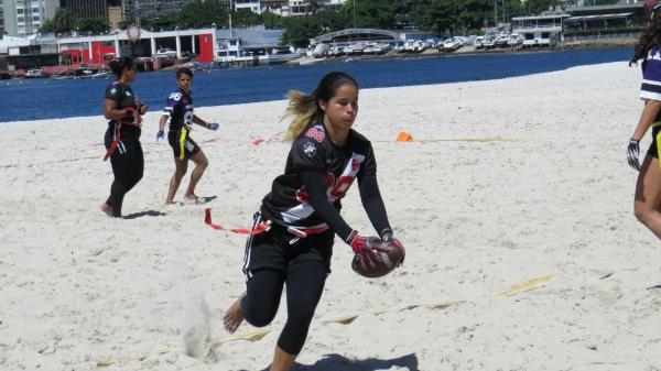 Bia do All Black avança em bela corrida contra o Cariocas na primeira fase do Beach Flag