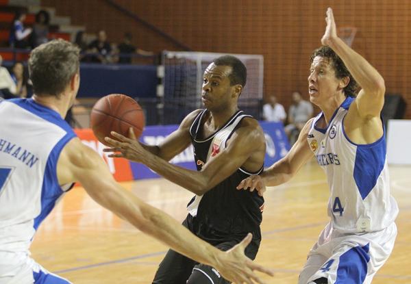 Nezinho em ao contra o Pinheiros