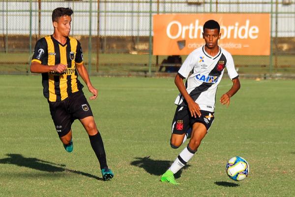 Riquelme em ao diante do Volta Redonda