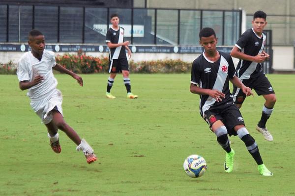 Riquelme vem sendo titular na equipe sub-15 do Vasco da Gama
