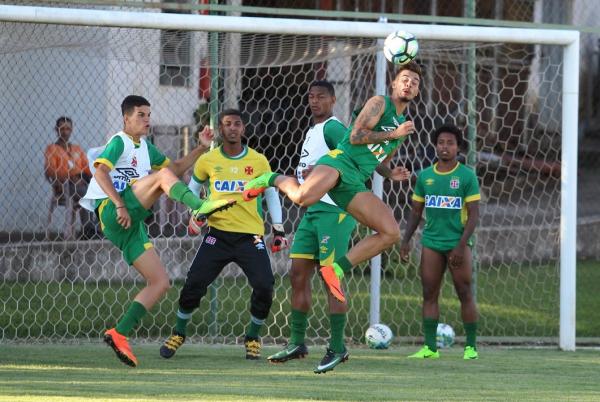 Moresche e Cosendey disputam bola durante treino ttico