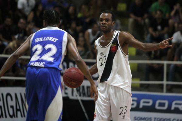 Nezinho observa melhor opo para a jogada