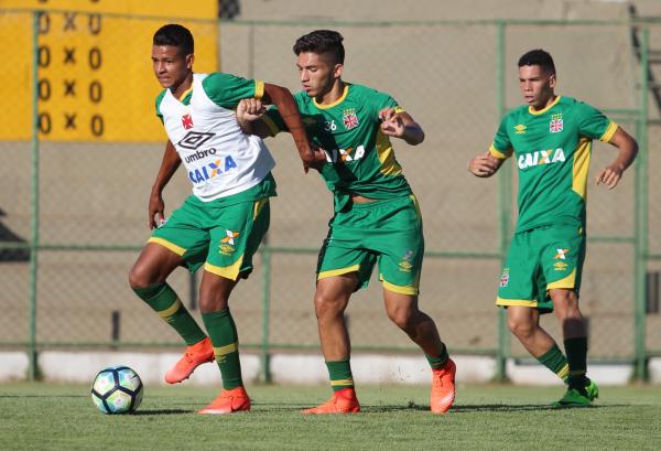 Luan, Andrey e Paulinho durante treino em Sete Lagoas