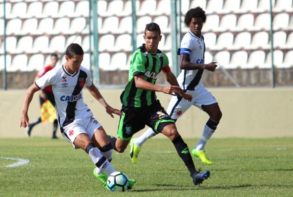 Mateus Vital contribuiu para a goleada com duas assistncias