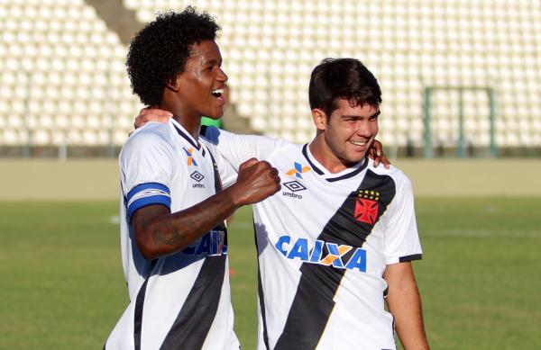 Alan Cardoso e Dudu comemoram o quarto gol