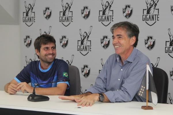 Presidente do Conselho Deliberativo, Luis Fernandes conta histria do Vasco da Gama para as crianas da ONG