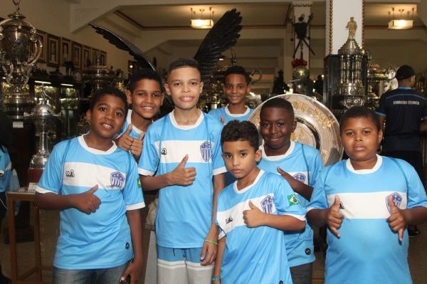 Crianas da ONG visita sala de trofus em So Janurio