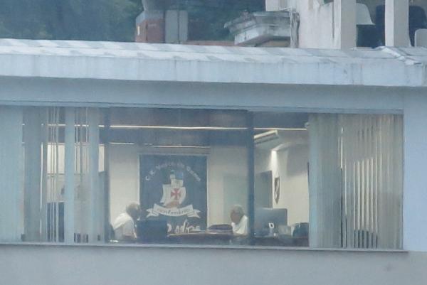 Eurico e Fernando Horta conversam na sala da presidncia em So Janurio