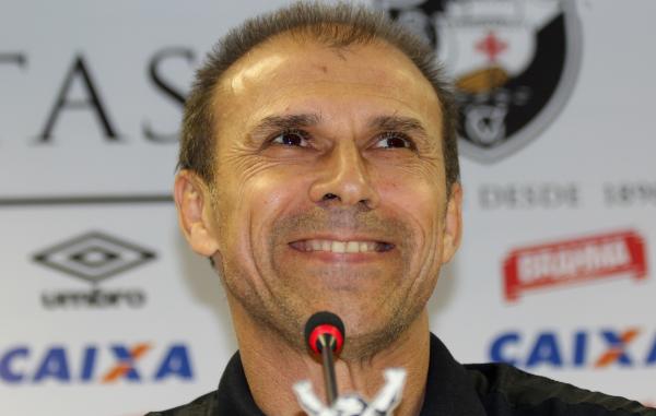 Milton Mendes sorri durante a entrevista coletiva