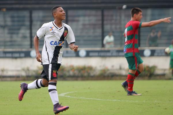 Juan comemora gol marcado contra a Portuguesa